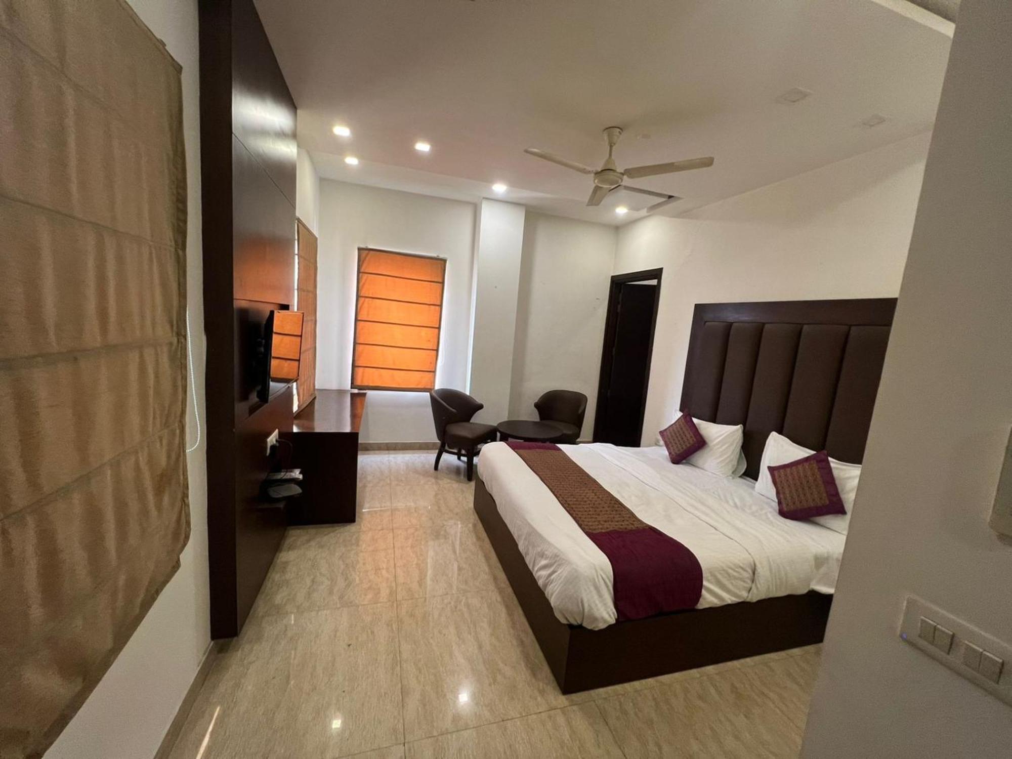 Hotel Royal Palace Hapur Luaran gambar