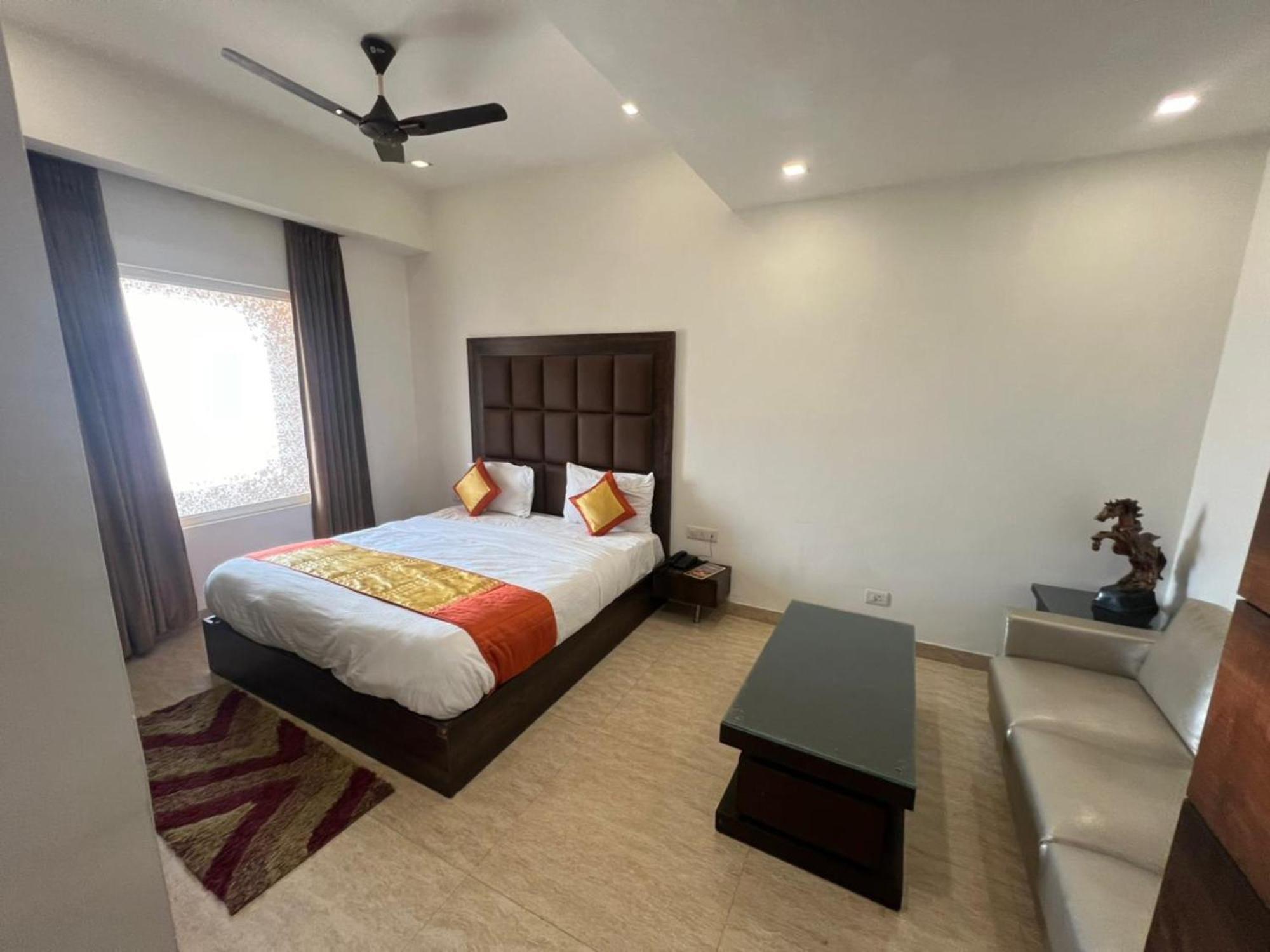Hotel Royal Palace Hapur Luaran gambar